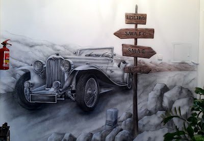 Malowanie samochodu na ścianie Malowanie zabytkowego auta na ścianie, grafitti przedstawiające zabytkowy samochós, grafika ścienna przedstawiająca auto