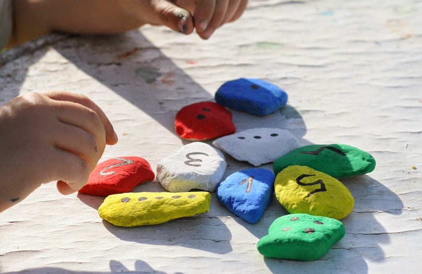 Jugando con números y piedras de colores1