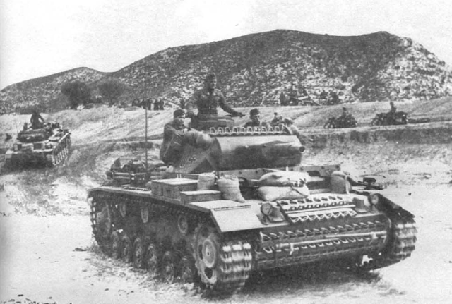 Танки сопровождения Pz. III Ausf.N. из состава 501-го тяжелого батальона (s.Pz.Abt.501). Тунис, конец 1942 года. Любыми средствами, в том числе и мешками с песком, экипажи стремились усилить защищенность своих боевых машин Танки сопровождения Pz. III Ausf.N. из состава 501-го тяжелого батальона (s.Pz.Abt.501). Тунис, конец 1942 года. Любыми средствами, в том числе и мешками с песком, экипажи стремились усилить защищенность своих боевых машин