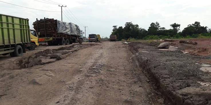 Jalan lingkar Kota Prabumulih dalam kondisi rusak berat.