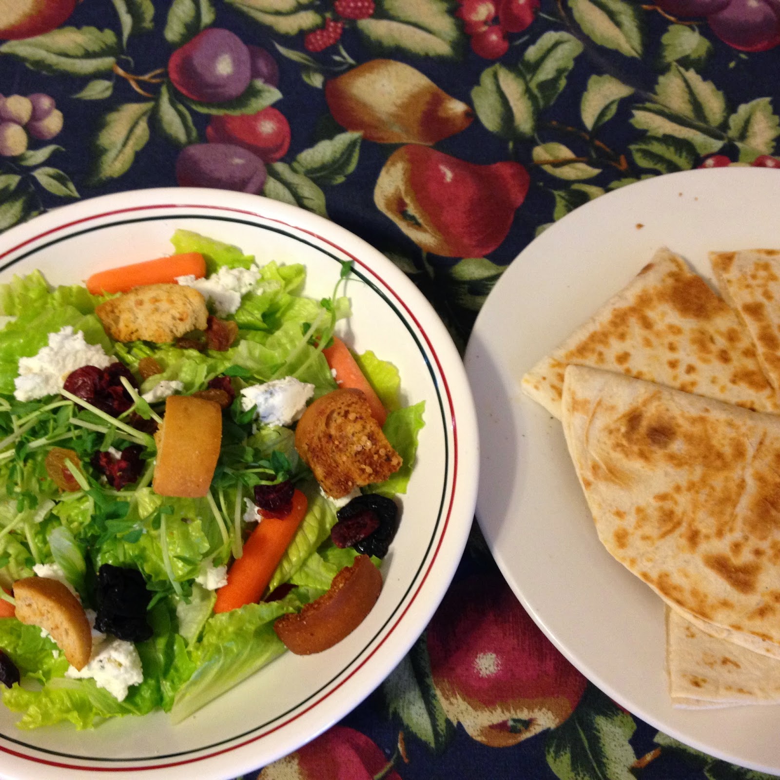 Green salad with goat cheese and dried fruit