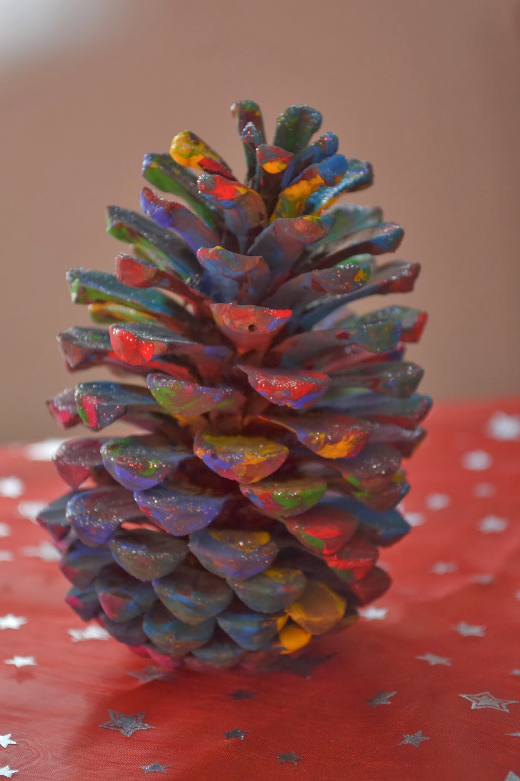 ¡Cola, papel, tijeras!: Piñas decoradas