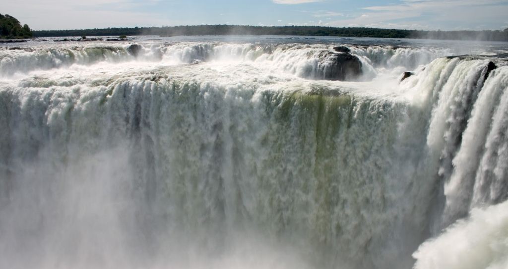 Guairá Falls (Air Terjun Guairá) Guairá Falls atau Air Terjun Guairá adalah serangkaian air terjun besar di Sungai Paraná di sepanjang perbatasan antara Brasil dan Paraguay
