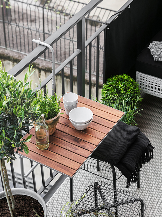 Small balcony design with Ikea. Styled by Pella Hedeby, photo by Sofi Sykfont