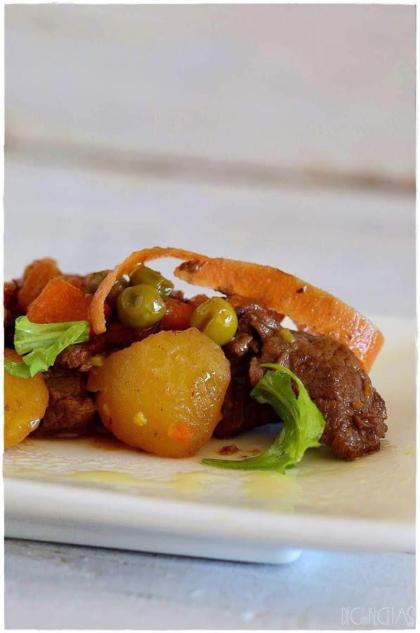 https://www.decorecetas.com/2021/11/estofado-de-ternera-guisado-de-ternera-con-patatas-receta-tradicional-paso-a-paso.html