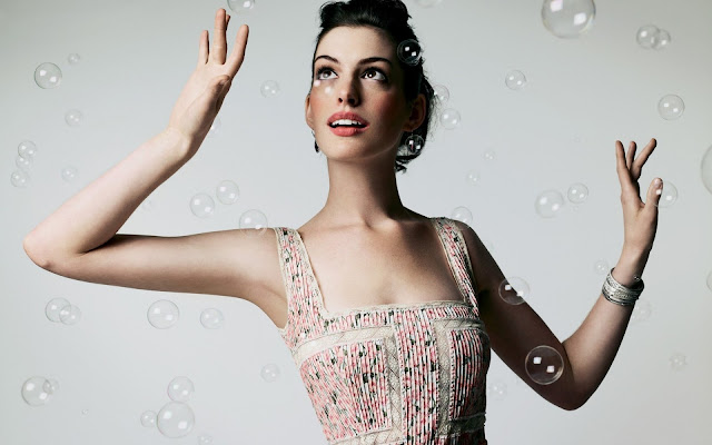 Anne Hathaway Jugando con Burbujas de Jabon