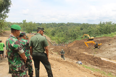 DANREM 074 KUNJUNGI PEMBUATAN EMBUNG DI BROJOL MIRI