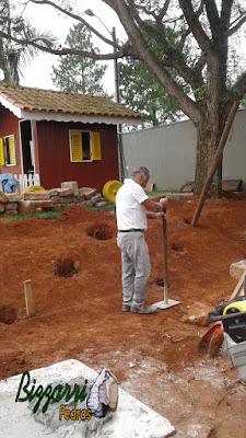 Bizzarri preparando a fundação para fazer a concretagem da base para a execução da escada de pedra folheta.