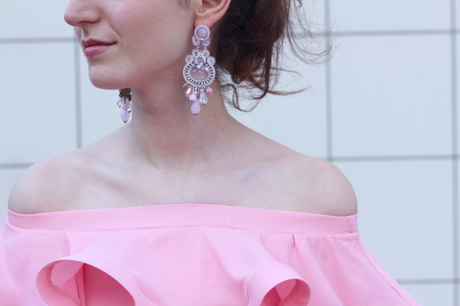 fashion style blogger outfit ootd italian girl italy trend vogue glamour pescara pink volant ruffles ruches off-shoulder dress top chicwish dress link bow heels shoes décolleté axels laboratory soutache earring orecchini zara patatine potatos bag clutch pop