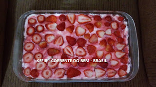 GREGO DE KEFIR COM CALDA DE MORANGOS
