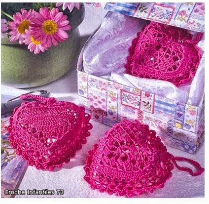 perfumeros con forma de corazon tejidos al crochet