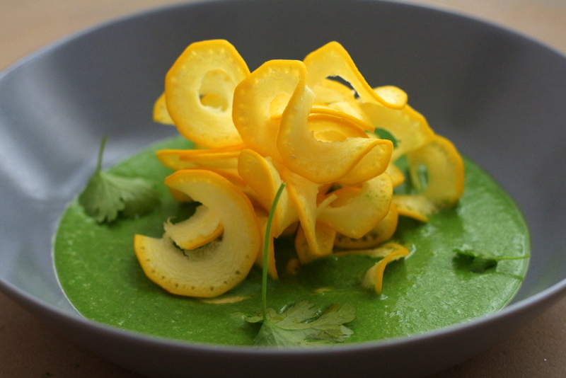 Gelbe Zucchini in scharfer grüner Kokossauce