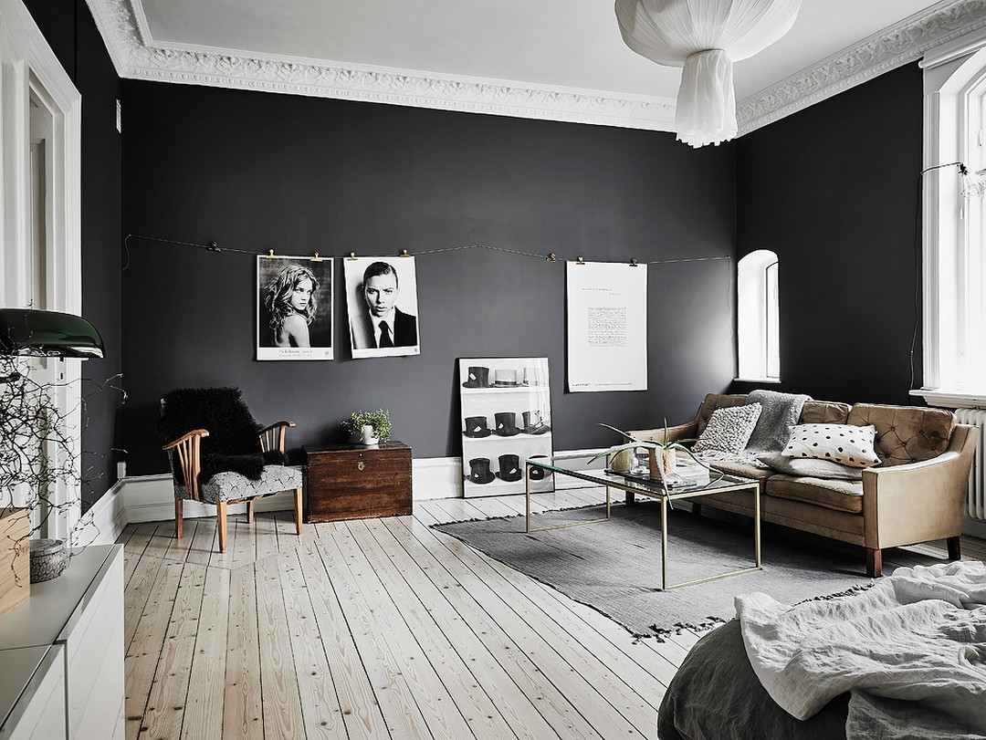 Découvrir l'endroit du décor : murs noirs et papier peint