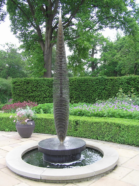 The Savill Garden, Golden Jubilee Garden nowoczesna fontanna