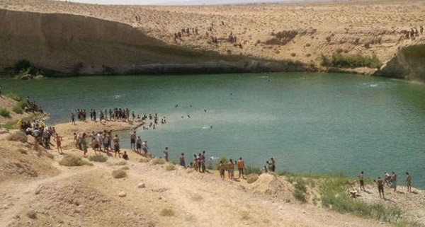 Mysterious lake in Tunisian desert 