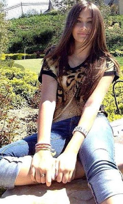 Paris Jackson Foto de Paris Jackson sentada en un parque