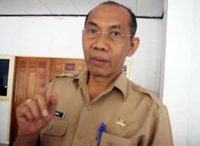 Disdik Ambon Fokus Tingkatkan Mutu Guru Ambon, Malukupost.com - Dinas Pendidikan Kota Ambon fokus pada peningkatan mutu guru Sekolah Dasar dan Sekolah Menengah Pertama, bersamaan alih kewenangan sekolah lanjutan tingkat SMA dan SMK menjadi kewenangan Pemprov Maluku. "Terhitung mulai tahun 2017 kewenangan guru SMA dan SMK dibawah pemprov, sehingga kita fokus untuk meningkatkan mutu guru SD dan SMP," kata Kepala dinas pendidikan setempat, Benny Kainama, di Ambon, Kamis (26/1). Ia mengatakan, pihaknya fokus menyelenggarakan program yang berhubungan dengan pendidikan nasional seperti peningkatan kompetensi guru, agar mutu guru di Ambon semakin meningkat.