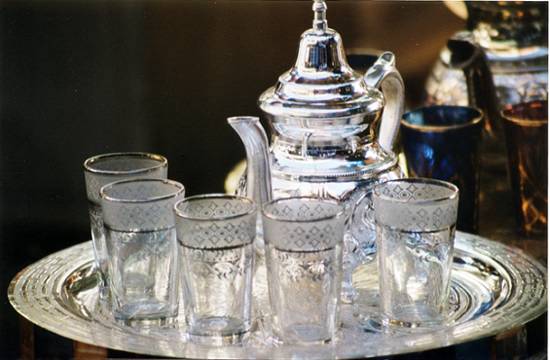 صور لتقديم الشاي المغربي الرائع مع الحلويات