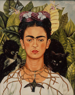 alt="frida kahlo con su gato y un mono"