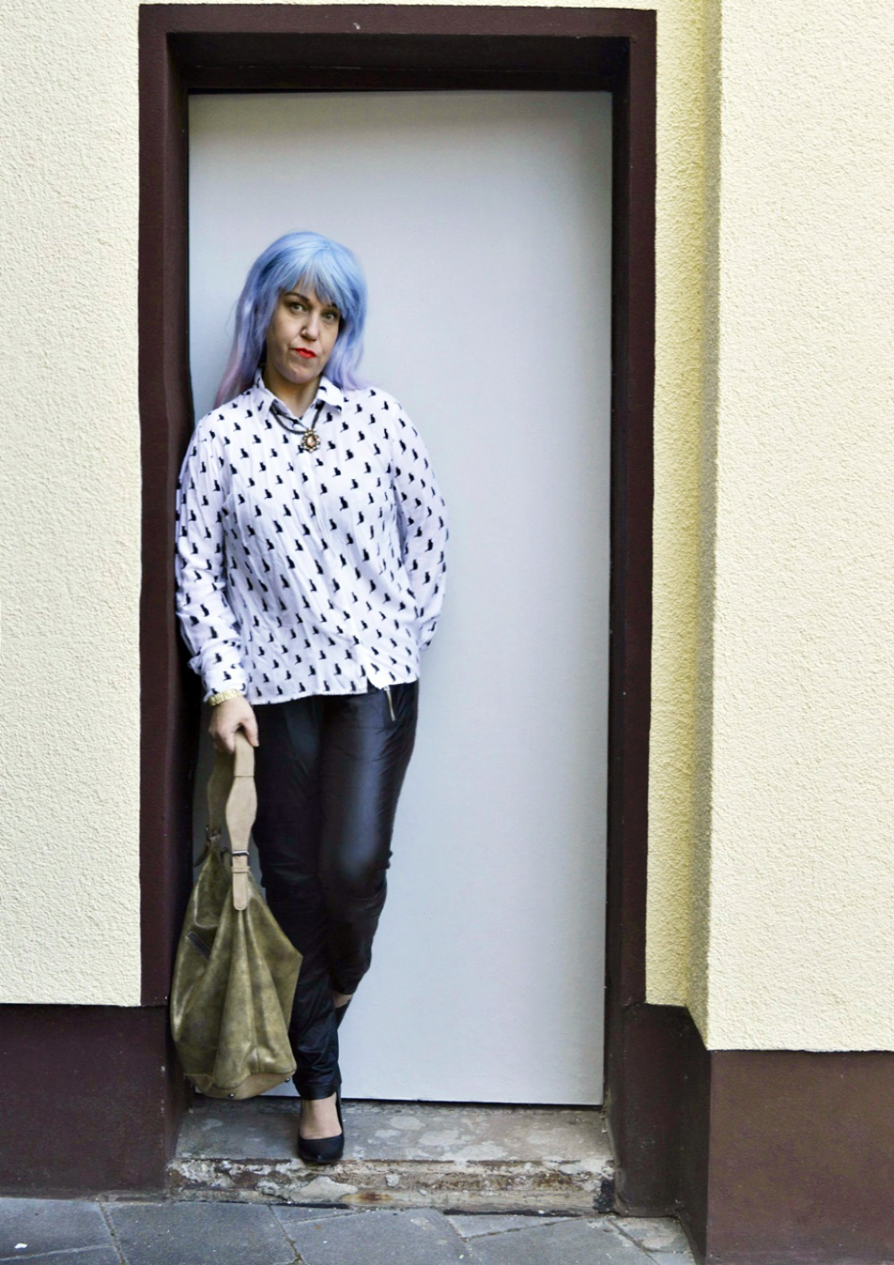 Autumn Streetstyle with Blouse & Retro adidas Blouson