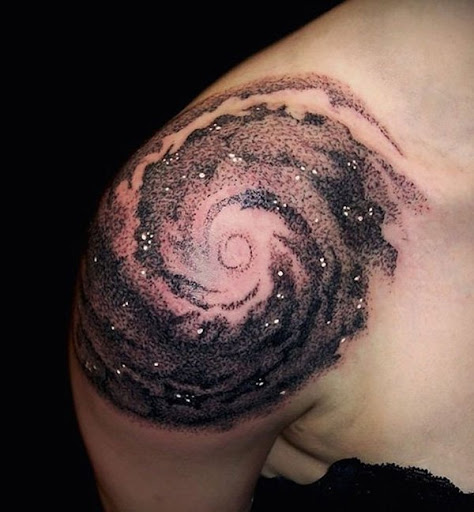 Preto e branco espaço tatuagens também são bonitas de se ver. Ele quase tem um encantador para ele se sentir. Não seria como as estrelas no seu corpo.