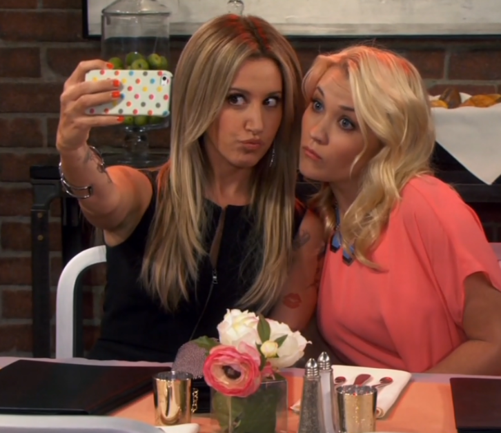 Young & Hungry – Young & Lesbian – Review:  “Silly Shenanigans with a side of Store d'oeuvres.”