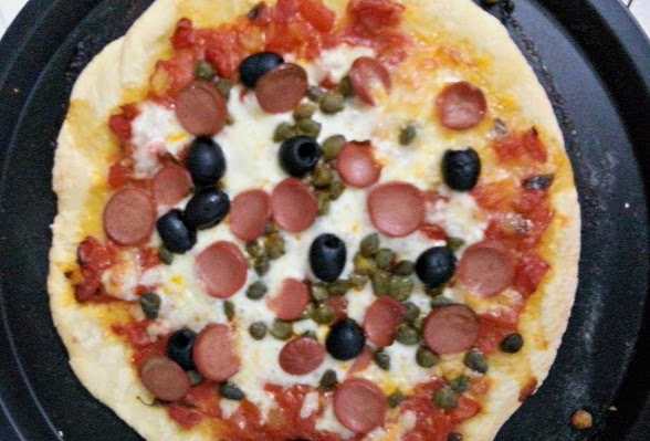 pizza homemade con wurstel capperi e olive nere