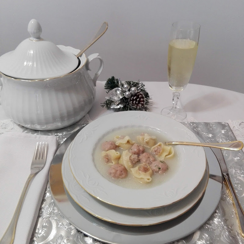 Sopa de galets rellenos y pelotitas de pollo en caldo de Navidad.