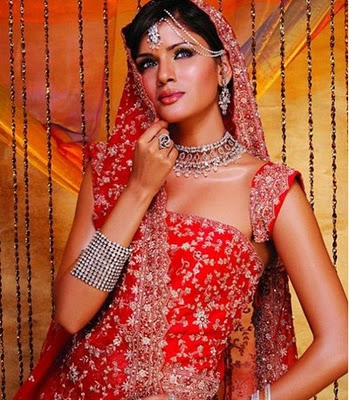 GADIS CANTIK DARI INDIA DENGAN GAYA BUSANANYA
