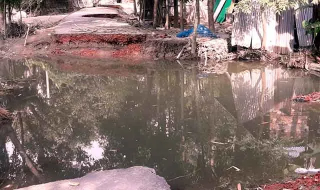 Flooding in Islampur, Lundvond Road, house in river