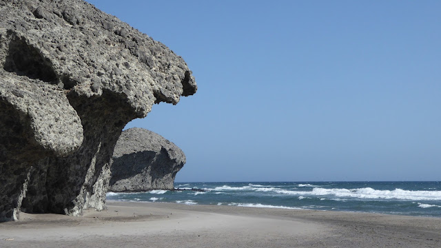 Paredes de basalto en la Playa de Mónsul - Cabo de Gata