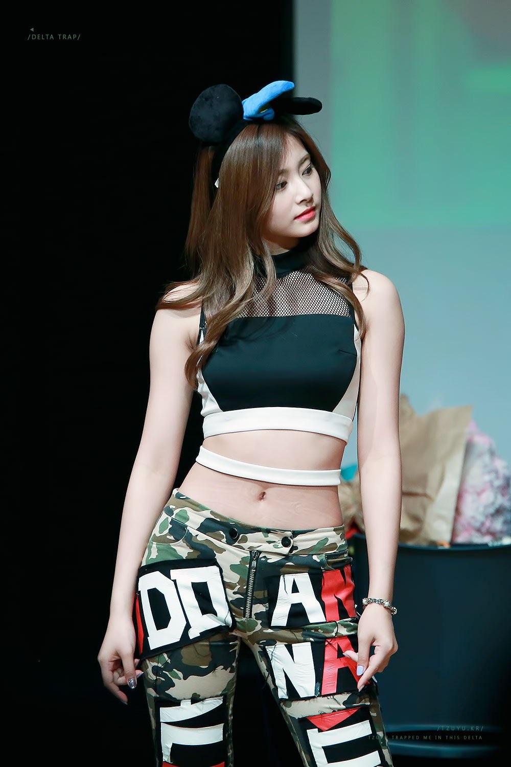 The Queen Of Belly Button In Twice Daily K Pop News