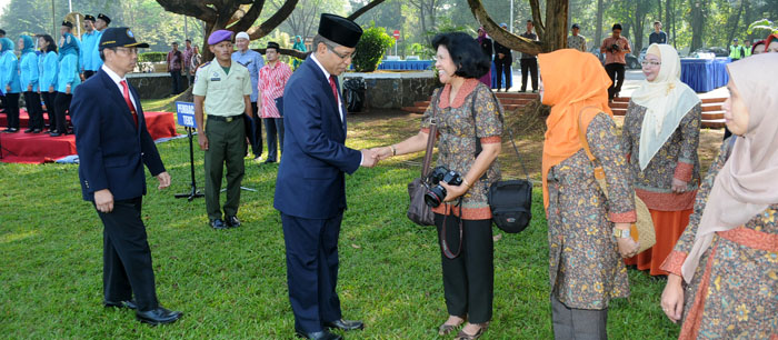 Salaman dengan Rektor, Prof. Herry Suhardiyanto, saat upacara 17 Agustus 2014 di IPB