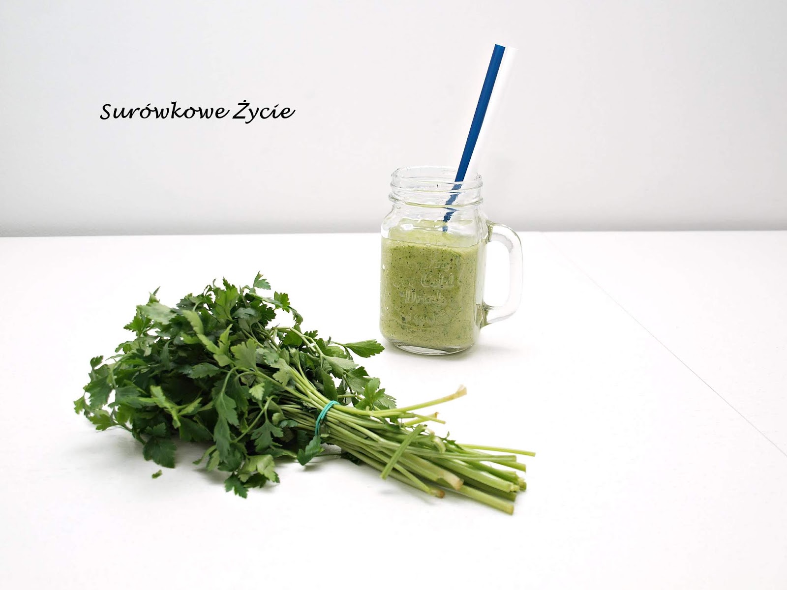 Zielony koktajl z awokado, banana, melona i natki pietruszki