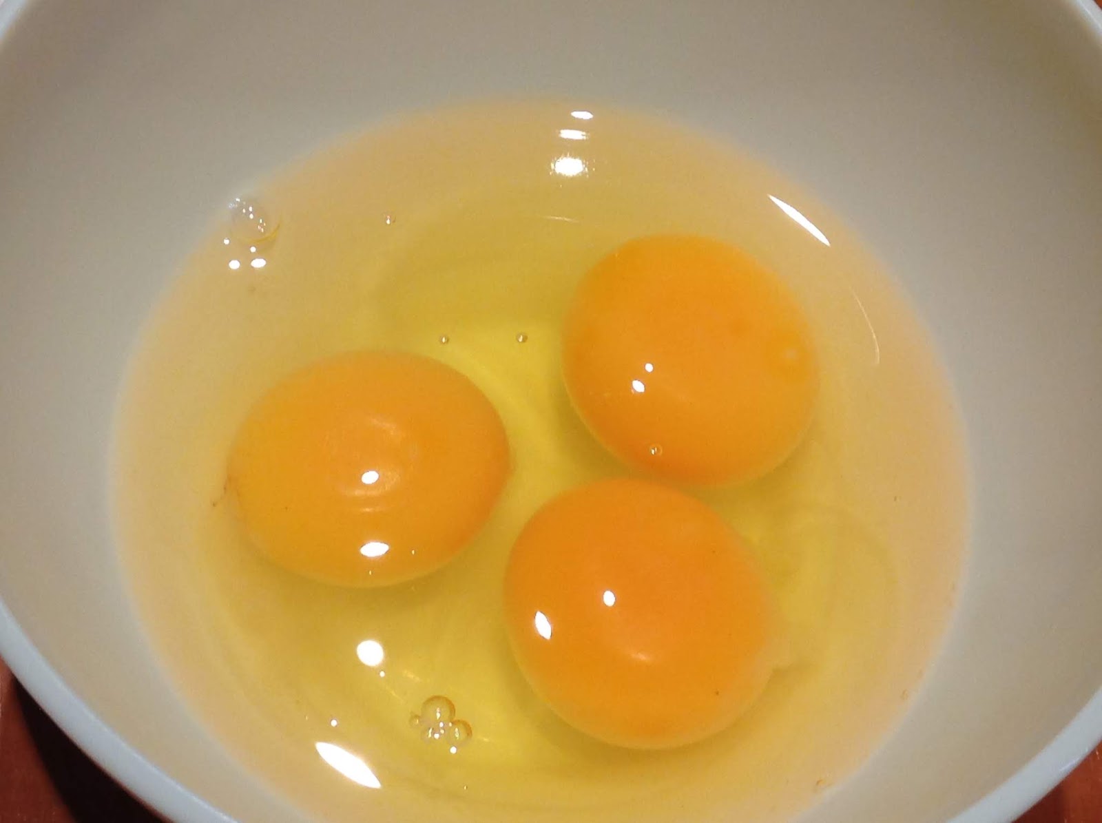 The strongest egg yolk. Желтое яйцо. Темное пятнышко на желтке. Пятна на желтке куриного яйца. На желтке красное пятно что это.
