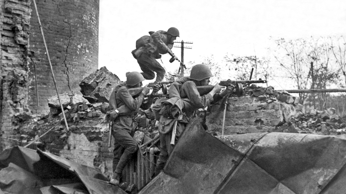 Soviet%2Bsoldiers%2Bfiring%2Bat%2BGerman%2Bpositions%2Bin%2BStalingrad.jpg