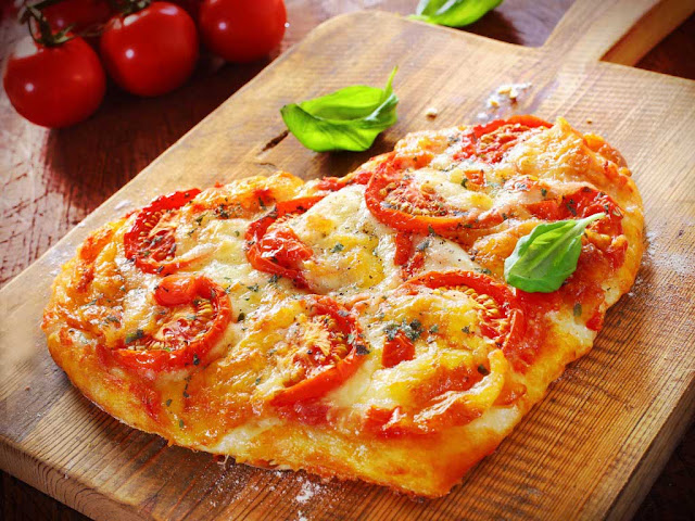 Пицца валентинка Фарш из любого мяса - 300 г; Лук репчатый - 1 штука; Томатная паста - 3 столовые ложки; Соль - 0.5 чайной ложки; Сыр тертый - 4 столовые ложки; Паприка или сладкий перец - 3-4 штуки;