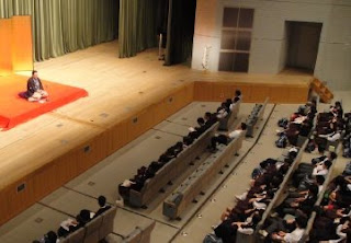 学校で開催された三遊亭楽春の楽しく学べる講演会(落語芸術鑑賞会)の風景です。 学校で開催された三遊亭楽春の楽しく学べる講演会(落語芸術鑑賞会)の風景です。