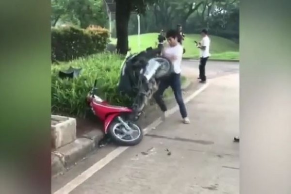 Viral! Video Pemuda Ngamuk Hancurkan M otornya Saat Ditilang