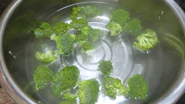 鍋にたっぷりの湯を沸かし、塩を加えてブロッコリーを3分茹でる