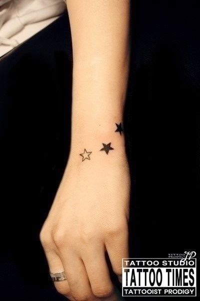 chica con tatuajes de estrellas femeninos y delicados