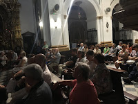 Muchas personas en los bancos de la parroquia de san Lorenzo en Cádiz escuchando al misionero claretiano, Pbro. Manolo Ogalla. misioneros, Manolo Ogalla, Claretianos