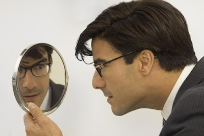 Investigación determina que los hombres pueden tener igual o más complejos que las mujeres Quien-invento-el-espejo