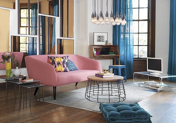 Woonkamer vintage blue: koninklijke bank met kussens en ... Interieur kleurrijk woonkamer