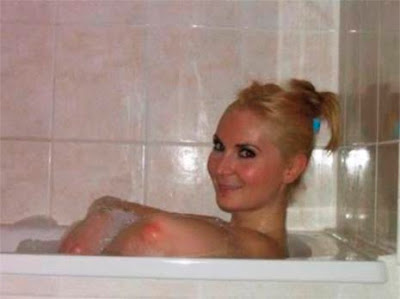 chica bañándose en la tina