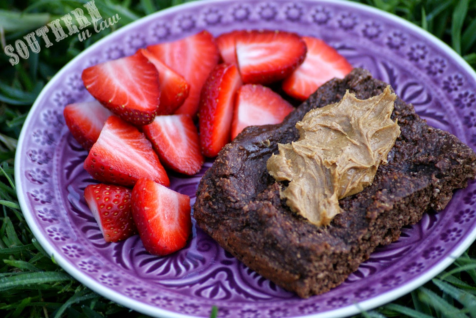 Chocolate Protein Breakfast Bakes with Peanut Butter and Strawberries