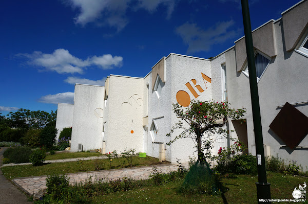 Elancourt - Résidence du Pré-Yvelines, Pistons et Cylindres. Maisons OCIL Architectes: Philippe et Martine Deslandes Projet / Construction: 1969 - 1973 200 maisons: 81 "Pistons" et 119 "Cylindres" Elancourt - Résidence du Pré-Yvelines, Pistons et Cylindres. Maisons OCIL Architectes: Philippe et Martine Deslandes Projet / Construction: 1969 - 1973 200 maisons: 81 "Pistons" et 119 "Cylindres"
