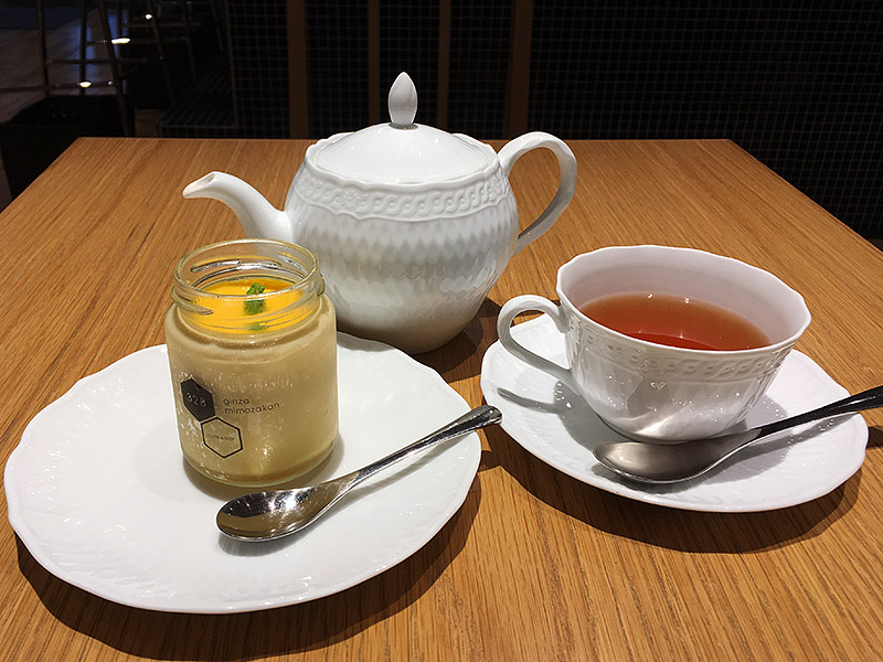 東銀座駅から北へ徒歩2・3分にあるシックで落ち着いた雰囲気のカフェ『銀座みもざ館カフェ&バー328』の特製はちみつプリンと紅茶のセット