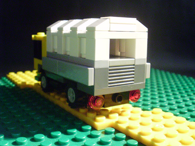 MOC LEGO camião na estrada e no campo
