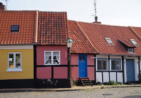 Bornholm mit Kindern im Herbst. Teil 3: 10 tolle Ausflugsziele für Familien auf Dänemarks Sonneninsel. Das kleinste Haus der Insel ist ein spannendes Ziel in Rönne.